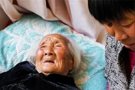 "父母几岁去世，对儿女最好？"老人的心里话，揭示了儿女的想法图片