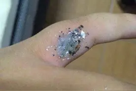 吸烟者开车必有:一只手控制方向盘，一只手车座间摸索烟头的经历图片