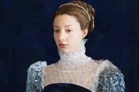 模特穿上塑料材质衣服，宛如从中世纪油画中走出来图片