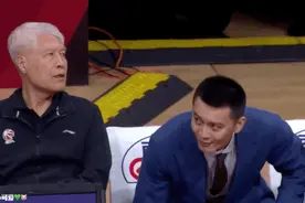 主教练杨鸣CBA首秀上热搜！网友：杨指导的脸耽误看球图片