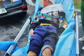 猝不及防！6岁男童骑滑板车突然窜出被撞伤图片