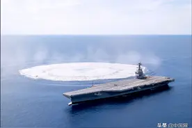 “福特号”再受抗冲击试验：美国海军在航母旁边引爆数千磅炸药图片