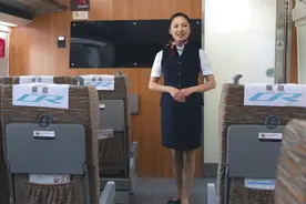 越来越靓！高铁小姐姐制服这样演变图片