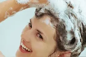 洗头发时，先用洗发水还是护发素？很多人做错，难怪头发越掉越多图片