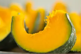 贝贝南瓜带皮入锅蒸熟，软糯香甜，有板栗的味道，南瓜的香味图片