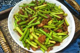 天冷炒蒜苔时，到底要不要焯水？教你好吃做法，蒜苔又绿又鲜图片