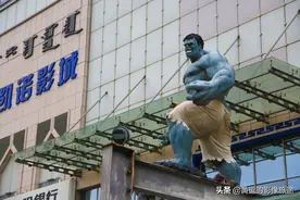 漫威超级英雄现身呼和浩特闹市区 钢铁侠、绿巨人成门神图片