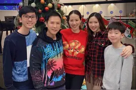 甄子丹携长子过节晒合照，25岁长子外表斯文，已融入父亲新家庭图片