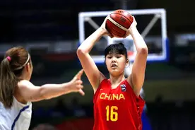 “女鲨鱼”和2米18男友秀恩爱 网友：两人下一代估计像奥尼尔图片