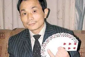 他曾是亚洲赌王，一夜赌赢600万，因出千露馅被对手断双腿切3指图片