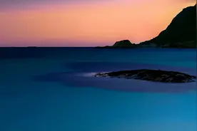 故事：成婚当日她被夫君逼得跳海，15年前海里捡来的宝石救她一命图片