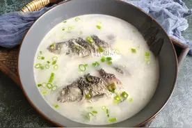 炖鲫鱼汤时，牢记“2不放2窍门”，汤浓如奶，鲜美好喝没腥味图片