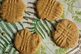 古灵精怪的馋嘴小花猫，偷吃零食的方式很有一套图片