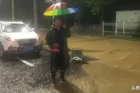 赞！暴雨中女子大喊救命 岱岳“城管”果断出手！图片