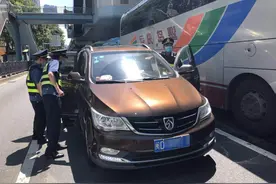 批发海鲜商户贪小便宜，顺路载客被查，得不偿失！图片