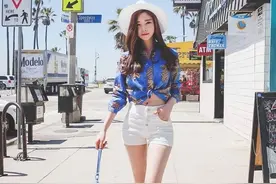 短裤美女露脐装，户外阳光休闲漫步图片