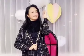 前主持一姐曹颖状态憔悴，锥子脸明显双腿似竹竿，直播养家好唏嘘图片