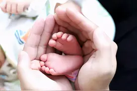 郑恺首次晒娃，将其脚丫捧在手心画面温馨，女儿白白嫩嫩萌态可掬图片