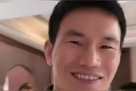 嘎子哥戴大金链子现身，问娇妻嫁给自己是否后悔，妻子却犹豫了？图片