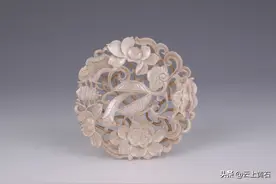「黄石文物」之玉器：清透雕莲荷双层圆形玉牌图片