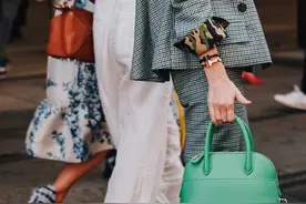 女人过了25岁，如果手里不差钱，建议必入这4款包包，高级大气图片