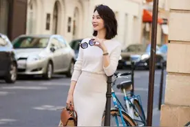 陈数美到国外去了，穿米色针织衫配半身裙高级优雅，气质无敌图片