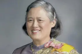 王室先君臣后兄妹！64岁诗琳通跪拜泰王，再心疼妹妹都不能赐座图片