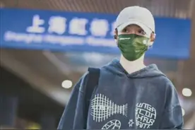 鹿晗回国七周年，亮相西安录制节目，粉丝暖心喊他穿秋裤图片