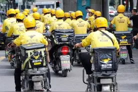 送外卖的小哥完成第一单后，当着众人的面大哭了起来图片
