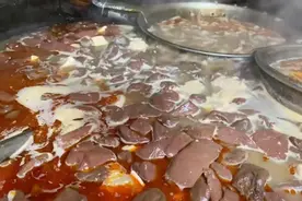 河南大叔卖重口味早餐，当地人吃不够，外地人却吃不惯图片