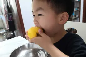 5岁萌娃换牙期：乳牙疼痛频出血，牙医却建议“别轻易拔牙！”图片