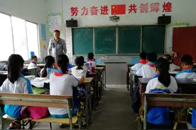 来到贵州深山看望大连来支教的爷爷教师图片