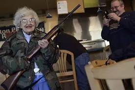 美国公民持枪自由，几乎人人有枪，为何军警镇压时却没人拿枪反抗图片