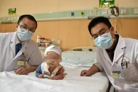 宝宝坠床怎么办？“黄金10秒”要知道，再心疼也别急着“抱”图片