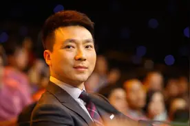 同是李梓萌的搭档，康辉夫妻恩爱家庭幸福，他却患癌去世娇妻改嫁图片