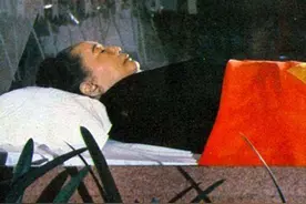 1981年宋庆龄病逝，国葬规格超过毛主席，邓颖超：葬礼提前5分钟图片