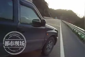 行人横穿马路，男子狂按喇叭吓懵行人，下一秒悲剧发生了图片