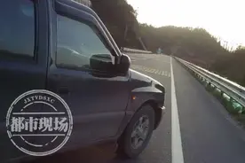 行人横穿马路，男子狂按喇叭吓懵行人，下一秒悲剧发生了图片