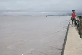 胆大！舟山男子骑车在海边钓鱼涨潮了也不愿走，结果车回不去了图片
