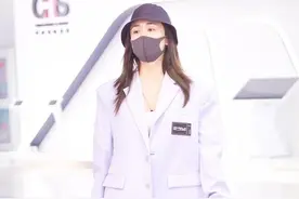 刘芸西装杀秀蛮腰长腿身材在线 机场赶路似走秀星范足图片