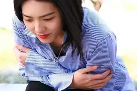 长期不换内裤，女人的身体会有多脏？又黄又硬的内裤你还在穿吗？图片