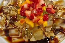 有一种美食叫做白凉粉、晶莹透彻，口感嫩滑形似果冻，小朋友喜欢图片