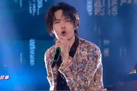 跨年晚会宋威龙滤镜磨皮？谢霆锋忘词笑场好可爱，反而证明是真唱图片