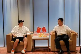 王思聪不搞美女搞事业，穿裤衩与市委领导会面，曾投资失败亏20亿图片