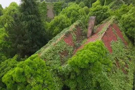 贵阳城郊废弃别墅群，环境优美全是独栋，长满荒草倍感荒凉图片