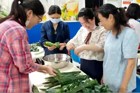 35名邮政员工化身包粽子达人图片