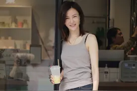 42岁刘孜好会穿，极简背心配牛仔裤苗条知性，淡雅气质看了舒服图片