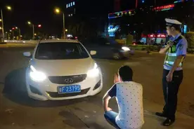 开车遇到远光党怎么办？老司机：不要对射，用这招让他自讨苦吃图片