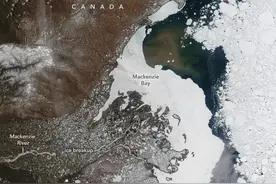 怪异！卫星飞掠北极圈：北冰洋河流一周快速变黑！是受污染了吗？图片