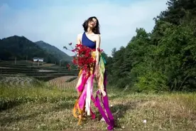 23岁女孩：把田野当T台，在乡村做超模图片